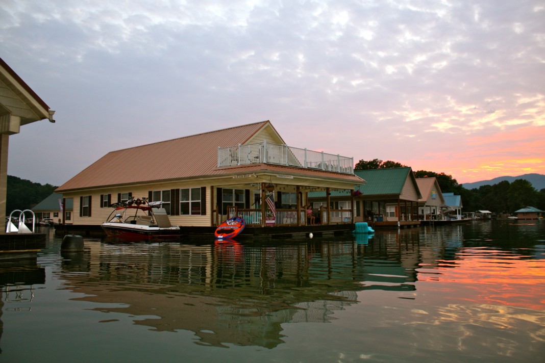 "The Floating Star" Norris Floating Home Paradise on the lake.